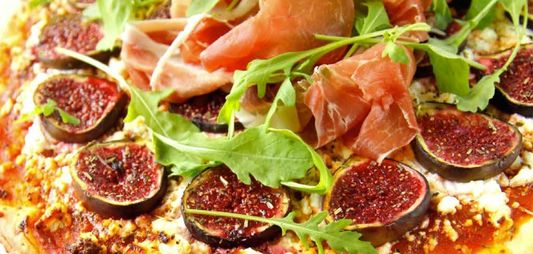 Pizza with figs and goat's cheese